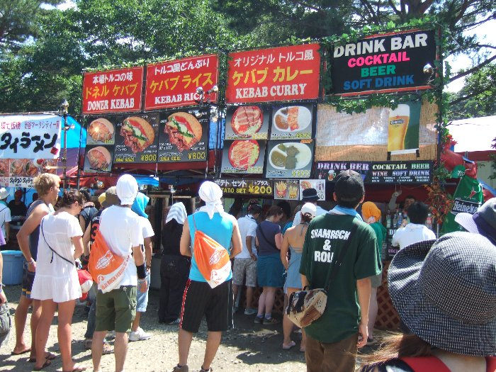 場所を問わず毎年出店しているドネル・タイム。ドネル・ケバブが有名。800円のケバブ・デラックスはフジ・ロック初のメニューということです。