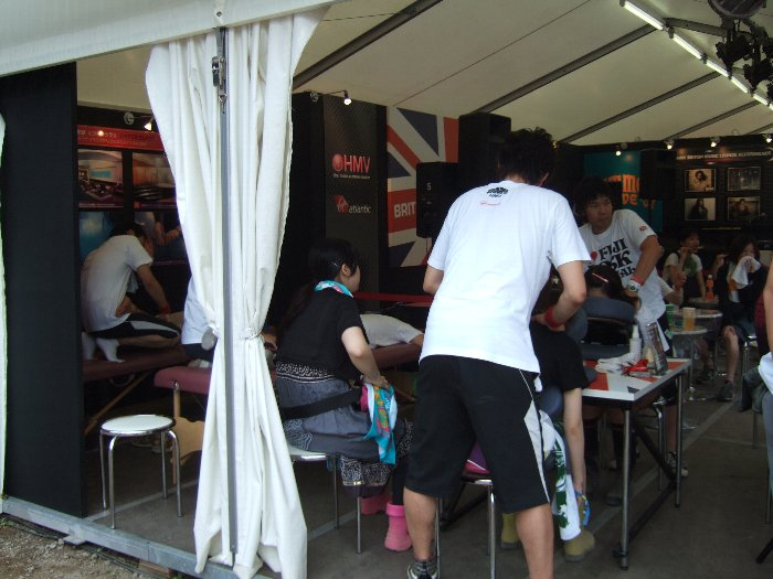 ブースの中でマッサージのサービスが行われていました。