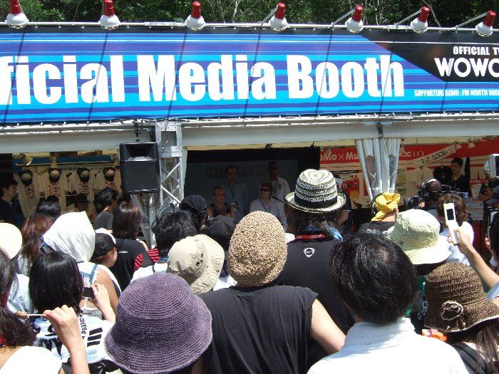 WOWOWは大画面に各ステージの生中継映像を映していますが、アーティストのPRも行われます。写真はオーシャン・カラー・シーン。