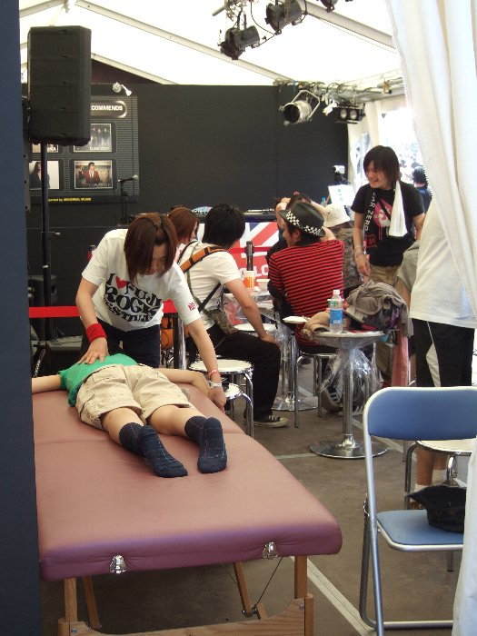 マッサージをしてもらう人は女性が多い。左にもうひとつマッサージ台があります。 