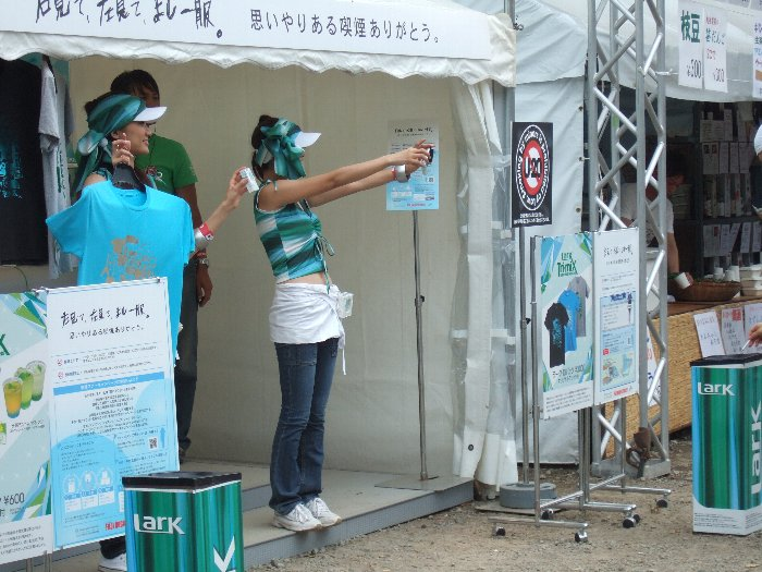 たばこを2個買うとライターや携帯灰皿、10個買うとTシャツがついてくるらしい。