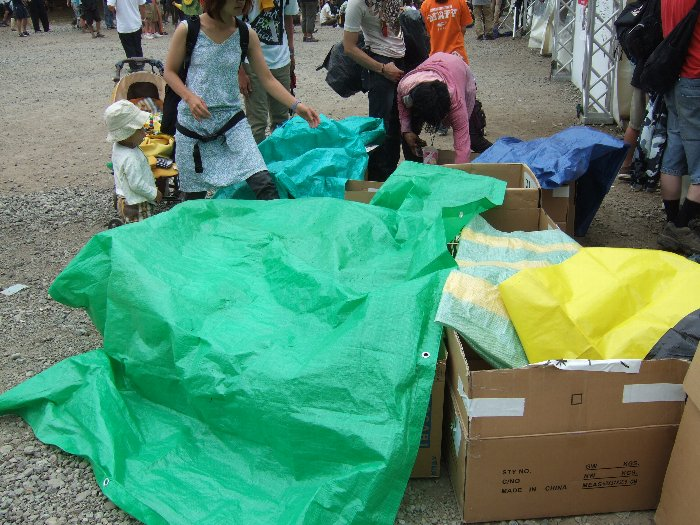 雨が降るとシートが掛けられます。