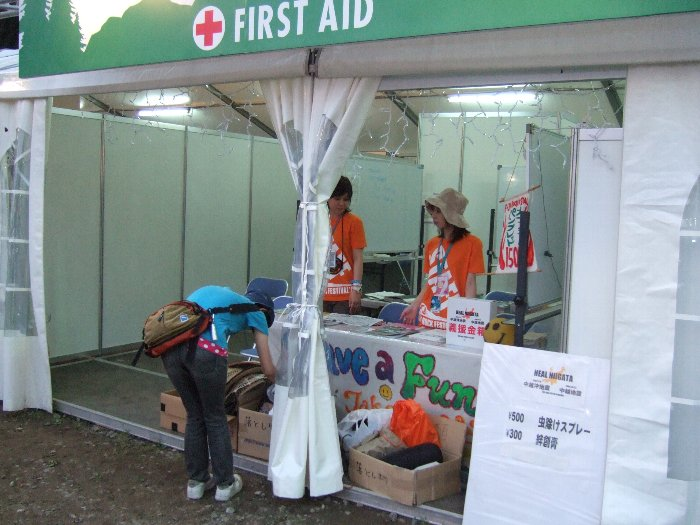 オアシスエリアのインフォメーション。落とし物もここに集約されます。