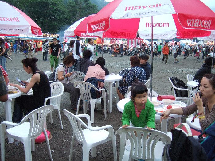 マクセルの前にあるテーブルといす。後方はオアシスエリア。