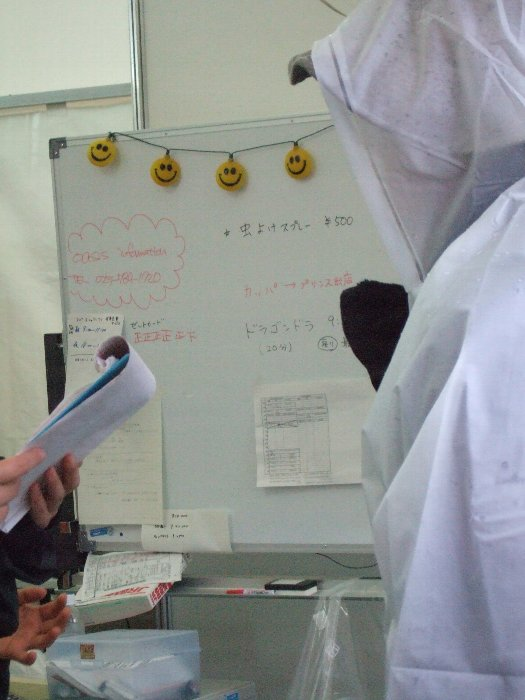 インフォメーションの内部。インフォメーションには臨時の固定電話が開設されているようです。