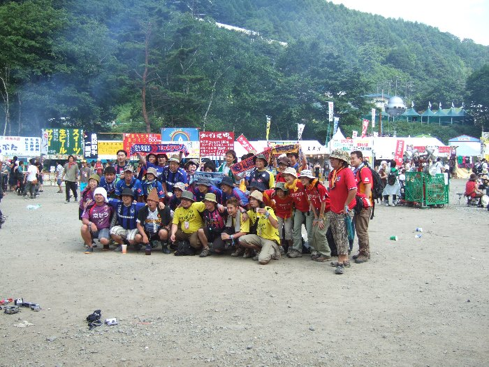 オアシスエリアに集まったサッカーファンの人。