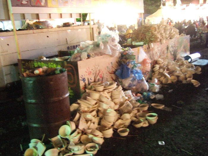 深夜はごみ箱にスタッフがいないことが多く、ごみがたまり放題です。 