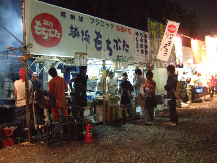 初日午前4時ごろ。4日間で何本売れるのだろうか。