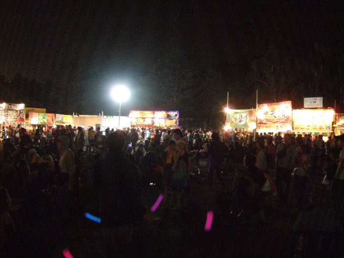 2日目の午前3時40分ごろ。レッドマーキーでのジャスティスが終わったところ。ジャスティスまで頑張ったという人は多い。