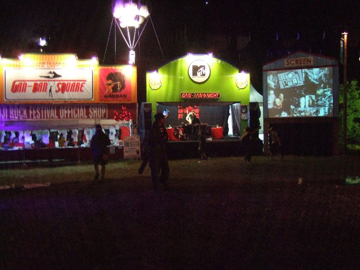 同時刻。DJプレイをしていますが踊っている人は少ない。ネタが初期ロンドン・パンクだからか。 