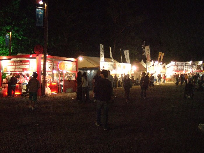 同時刻。カクテル店は当然営業しています。