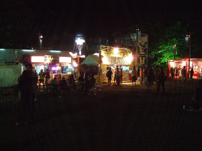 同時刻。荒吐フェスの店は閉店。