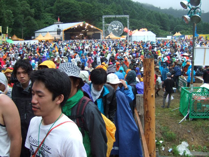 オレンジ・コートがこれほど人で埋まるのはなかなかないでしょう。上原ひろみはすでにジャンルを超えたアーティストなので、ホワイト・ステージやグリーン・ステージで公演してもいいのでは。