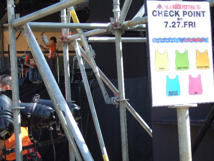 柵の中に入れる人は指定の服を着ている人だけですが、「PHOTO」「LABEL PHOTO」「OFFICIAL PHOTO」「Rockin' on CROSSBEAT」「ORG」となっています。ロッキング・オンとクロスビートは出版社が違いますが一緒になっています。その他の雑誌は「PHOTO」で一括されているのか、それとも「PHOTO」の人から買うのか。 