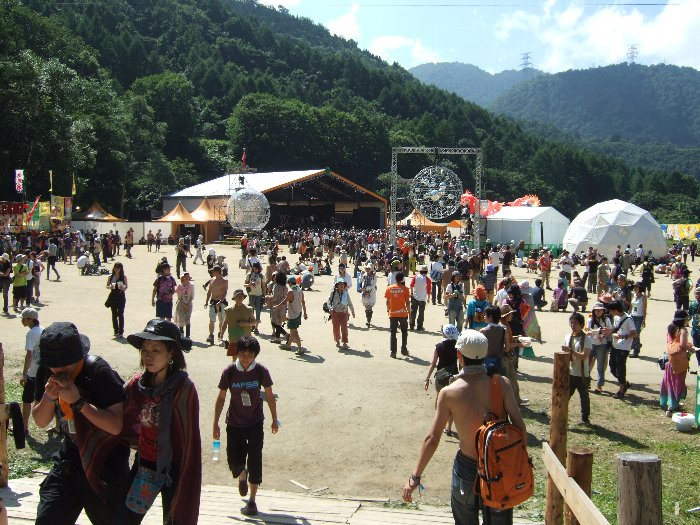 初日午後2時20分ごろ。センチメンタル・シティ・ロマンス公演中。70年代日本ロックの有名バンドですが、かつて出演した外道や早川義夫と同様、客の年齢層がとても高くなっています。