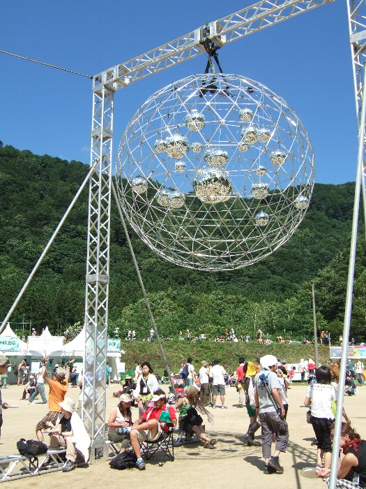 オレンジ・コートのほぼ中央にあるミラーボール入り球体。夜はこの球体に光が当てられます。 