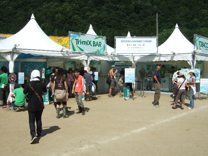 観客スペース後方にあるたばこ屋。