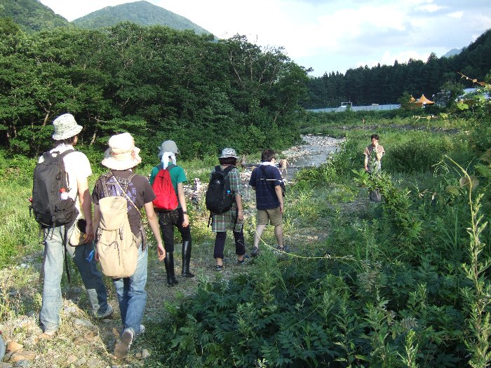 土手から浅貝川に入る道もあります。 