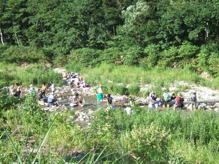 浅貝川で遊ぶ人たち。