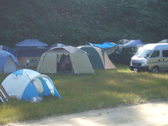 オレンジ・コートの裏にあるたくさんのテント。