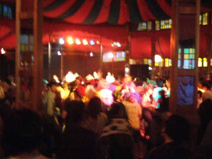 真ん中はダンスホールの状態になっています。手ぶれ。