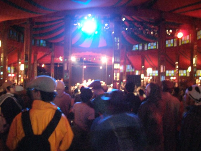 何かは分からないが何かをやっているステージ。公演を終えたアーティストが飛び入りすることがあります。フランツ・フェルディナンドのメンバーは公演終了後そのままの衣装で入ったことがあります。