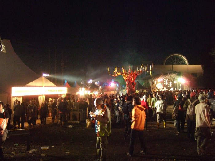 クリスタル・パレス・テント側から見たパレス・オブ・ワンダー。