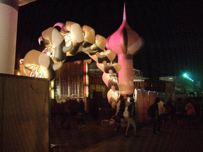 クリスタル・パレス・テント側の出口。