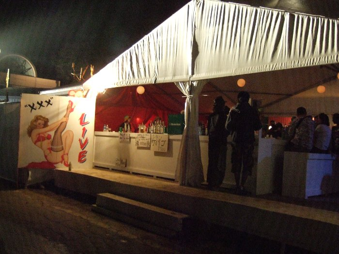 例年通り見せ物小屋があります。