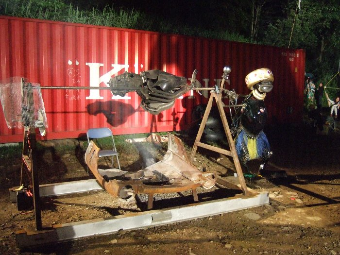 丸焼きにされているオブジェ。回している人もオブジェです。 