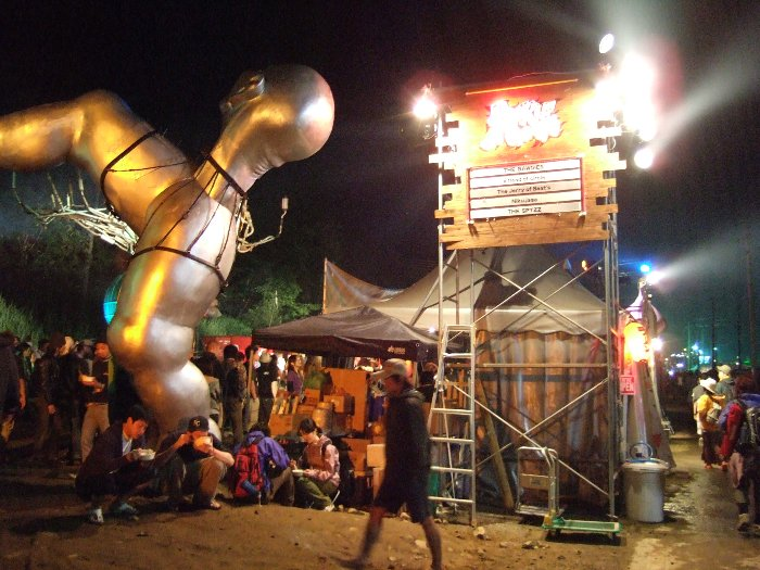 パレス・オブ・ワンダーの入り口。上にルーキー・ア・ゴーゴーの出演者が書かれています。