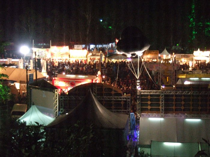 午後11時すぎ、まだ多数の参加者がいます。