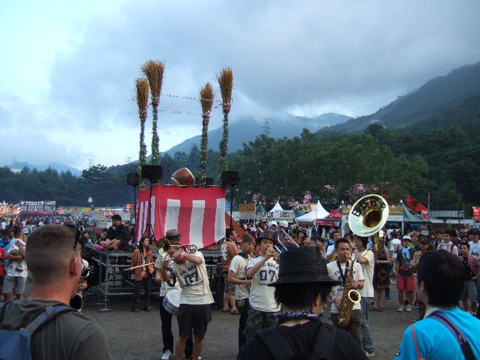 オアシスエリアで演奏するブラック・ボトム・ブラス・バンド。毎年このようなハプニング（サプライズ）があるわけではありません。 