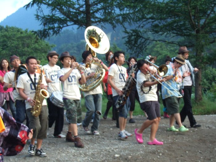 ブラック・ボトム・ブラス・バンド。ドラゴンドラ終着点のサイレント・ブリーズのTシャツを着ているので、多分出演するのでしょう。