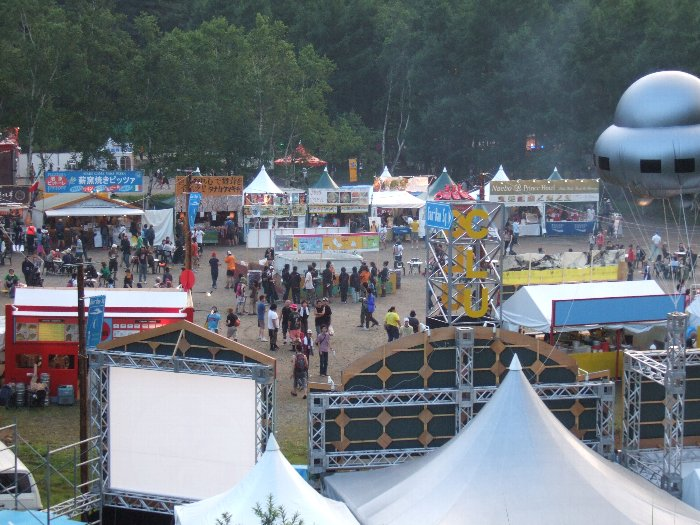 午後6時15分ごろ。前夜祭は午後6時開場です。