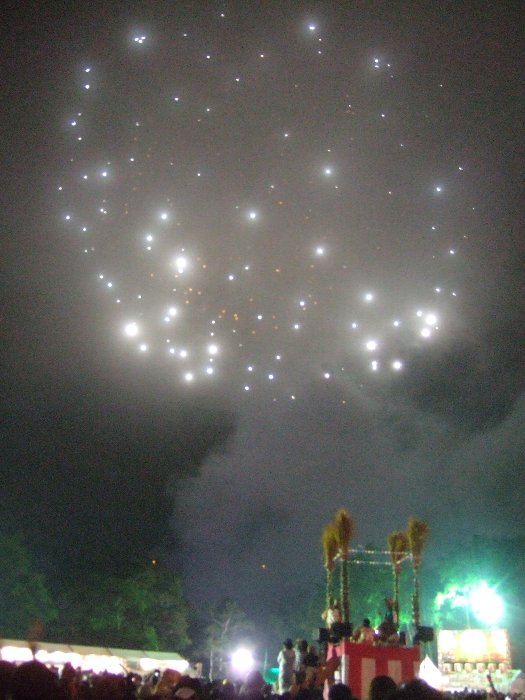 午後8時ちょうどから始まる花火。花火の前にカウントダウンがあります。