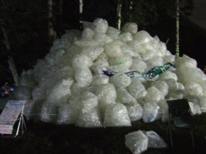 3日目の午後9時半。完成した時のための横断幕も準備されていました。