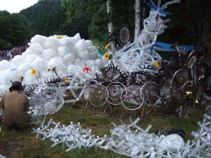 ペットボトル富士山の隣にあるペットボトルオブジェ。