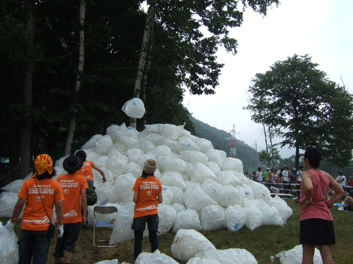 頂上のあたりはどうやって積み上げているのかと思ったら人力で放り投げているだけでした。