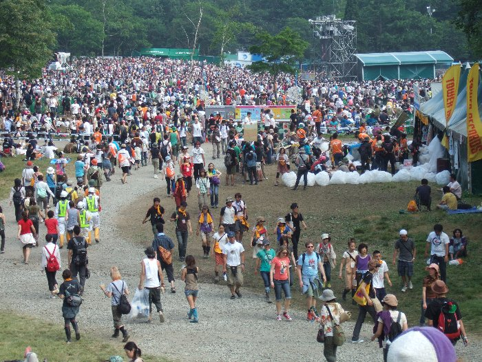 グリーン・ステージの北側にタワーレコードとNGOのア・シード・ジャパンのテントがあり、ごみのリサイクルを呼びかけています。 