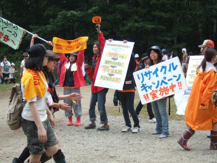 リサイクルに協力するとタワーレコードの公式タオルなどがもらえると呼びかける人たち。