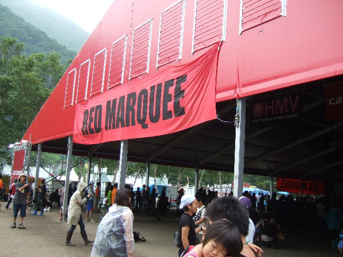 レッドマーキー後方。人気アーティストの場合、後方まで人であふれます。