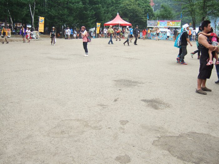 ほとんど人がいないときのレッドマーキー後方。公演中です。