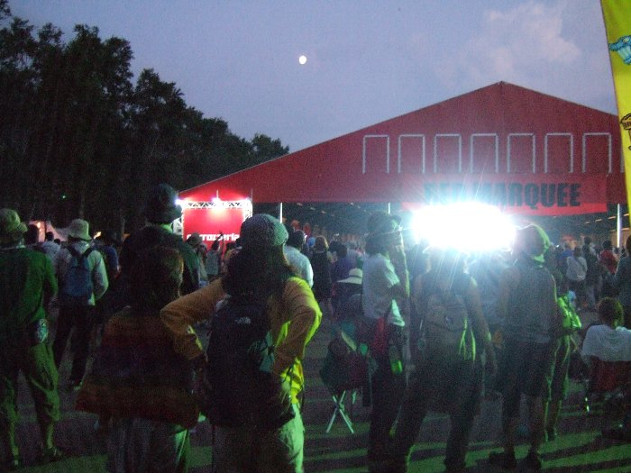 夜のレッドマーキー。初日の午後7時すぎ。空で光っているのは月。