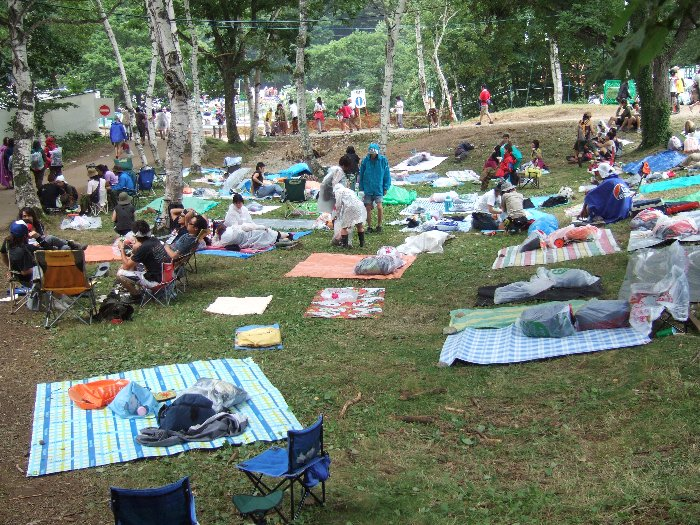 オアシスエリアのインフォメーション裏にある木陰。よく見えませんが、例年大きな水たまりができていたところには排水溝が設置されていました。雨が降ると排水溝から通路の下をくぐって浅貝川に流れていくと思われます。主催者による細かい改善のひとつ。