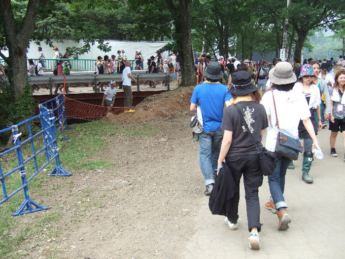 これも非公式ながらグリーンステージ脇の通路からも下りることができます。ここはロープではなく転落防止用のネットが張られているので、下りていくことはおすすめしません。