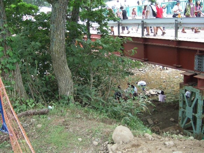 グリーンステージ脇の通路から見た浅貝川河川敷。