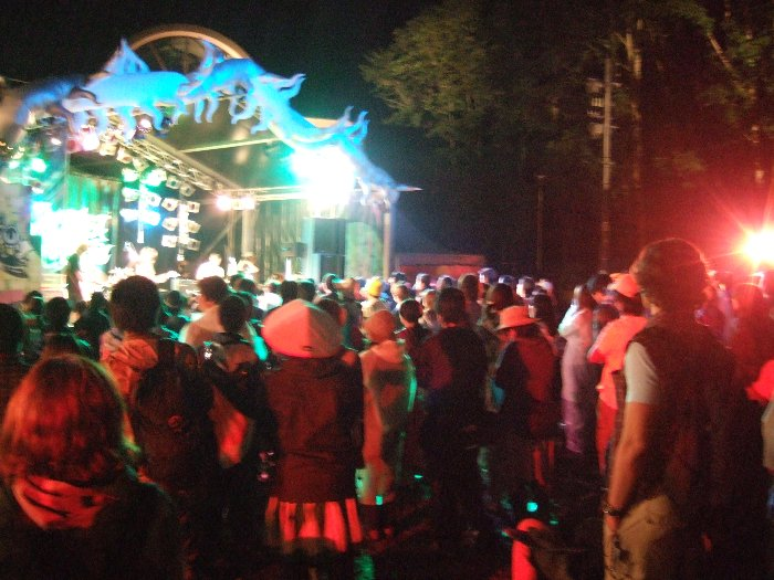 3日目の午前4時。まだかなりの人がいます。