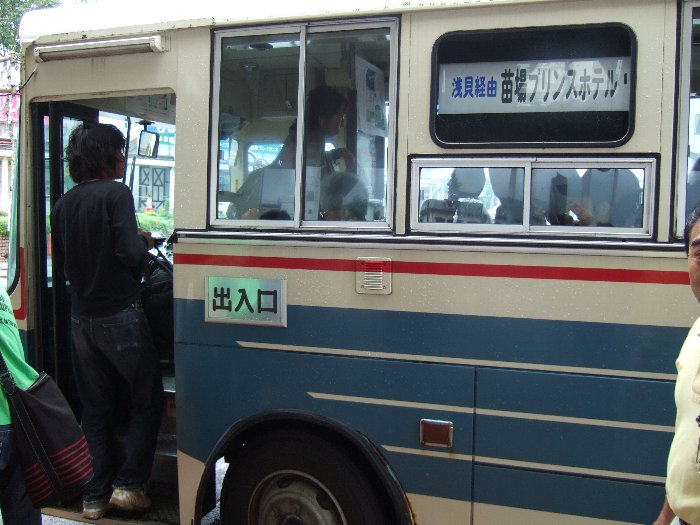 苗場プリンスホテル行きの路線バスは定刻通りに運行しているので、シャトルバス運行前でも現地に行くことができますが、運賃が650円かかります。途中のバス停にも止まります。早く快適に行くならタクシーでも行けますが、6000円ほどかかります。 