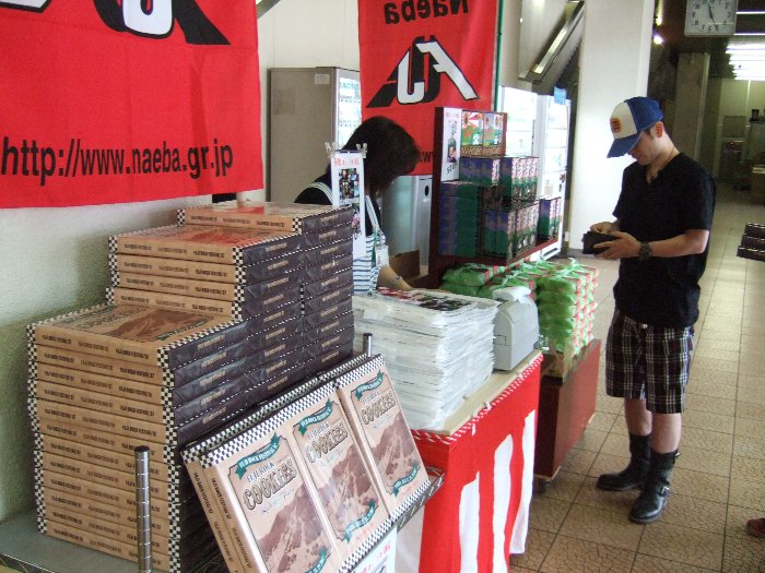 山積みされたクッキー。公式ガイドは初めから袋に入れられて売られています。 